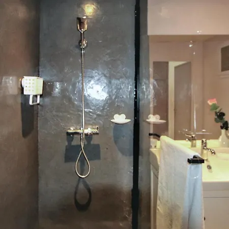 Cozy In Les Bains With Kitchen